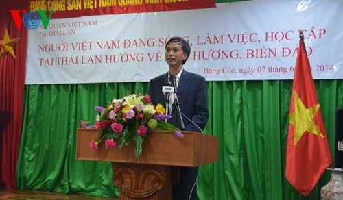 Les Vietnamiens en Thaïlande se penchent sur la mer et les îles du Vietnam - ảnh 2